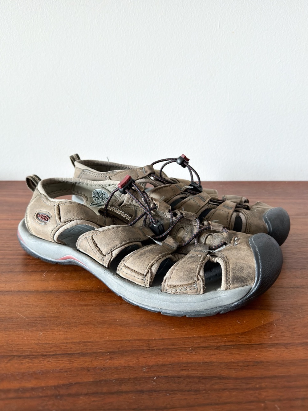 KEEN Men's 9.5 Brown Leather Closed Toe Hiking Sandals Bungee Outdoor Water Shoe